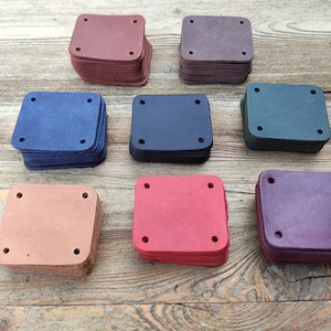 Kwadraty z prawdziwej skóry z zaokrąglonymi rogami i otworami – 1,7 x 1,5 cala (44 x 38 mm) – artykuły rzemieślnicze w 8 kolorach