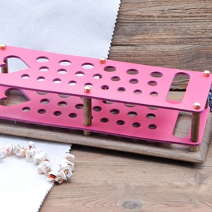 Rosa Lederbürstenhalter mit Herzausschnitt | Vanity Organizer für Werkzeuge & Make-up | Handgemachtes Geschenk für Sie