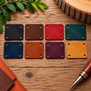 Puede incluir: Un conjunto de ocho parches rectangulares de cuero en varios colores, incluyendo negro, marrón, rojo, verde oscuro, azul marino, bronceado, morado y amarillo. Cada parche cuenta con cuatro agujeros preperforados, uno en cada esquina, para fijar.