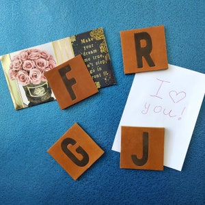 Imán de letras de cuero de Scrabble: decoración resistente para el refrigerador con letras personalizadas
