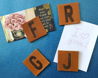Scrabble läderbokstävermagnet – Stark kylskåpsdekoration med personliga bokstäver