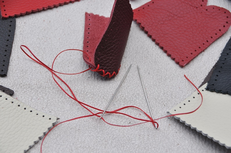 Kit de dedales de cuero para hacer uno mismo: 2 protectores de dedos de cuero auténtico para fieltrar, coser y hacer manualidades. Kit de costura hecho a mano. imagen 2