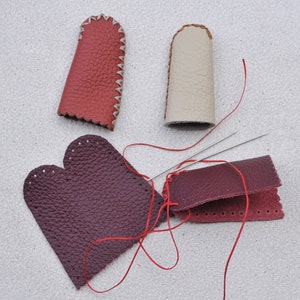 Kit de dedales de cuero para hacer uno mismo: 2 protectores de dedos de cuero auténtico para fieltrar, coser y hacer manualidades. Kit de costura hecho a mano. imagen 1