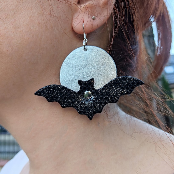 レザーコウモリイヤリング - ハンドメイドハロウィンジュエリー レザーコウモリイヤリング - ハンドメイドハロウィンジュエリー