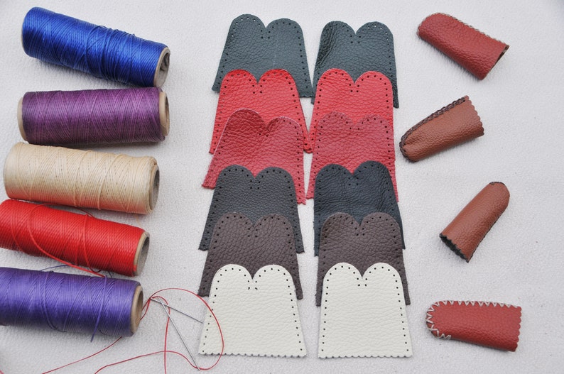 Kit de dedales de cuero para hacer uno mismo: 2 protectores de dedos de cuero auténtico para fieltrar, coser y hacer manualidades. Kit de costura hecho a mano. imagen 4