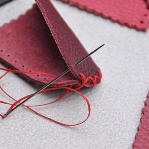 Kit de dedales de cuero para hacer uno mismo: 2 protectores de dedos de cuero auténtico para fieltrar, coser y hacer manualidades. Kit de costura hecho a mano. imagen 5