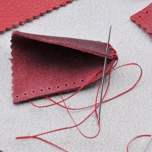 Kit de dedales de cuero para hacer uno mismo: 2 protectores de dedos de cuero auténtico para fieltrar, coser y hacer manualidades. Kit de costura hecho a mano. imagen 3