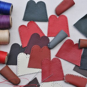 Kit de dedales de cuero para hacer uno mismo: 2 protectores de dedos de cuero auténtico para fieltrar, coser y hacer manualidades. Kit de costura hecho a mano. imagen 6
