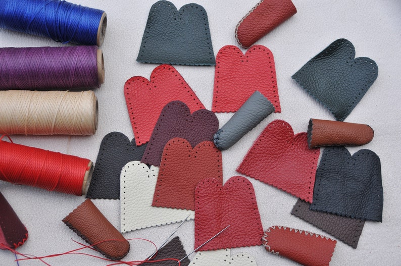 Kit de dedales de cuero para hacer uno mismo: 2 protectores de dedos de cuero auténtico para fieltrar, coser y hacer manualidades. Kit de costura hecho a mano. imagen 6