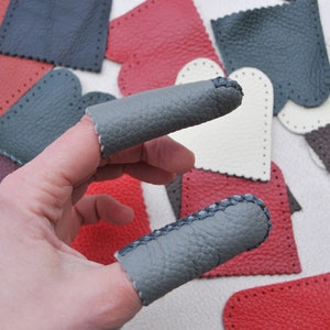 Kit de dedales de cuero para hacer uno mismo: 2 protectores de dedos de cuero auténtico para fieltrar, coser y hacer manualidades. Kit de costura hecho a mano. imagen 9