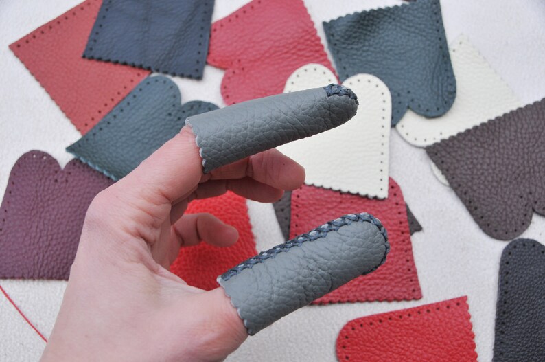 Kit de dedales de cuero para hacer uno mismo: 2 protectores de dedos de cuero auténtico para fieltrar, coser y hacer manualidades. Kit de costura hecho a mano. imagen 9
