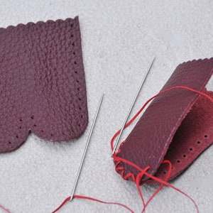 Kit de dedales de cuero para hacer uno mismo: 2 protectores de dedos de cuero auténtico para fieltrar, coser y hacer manualidades. Kit de costura hecho a mano. imagen 7
