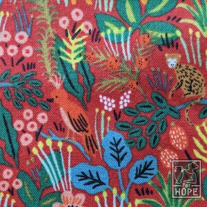 K&ouml;nnte beinhalten: Roter Stoff mit einem farbenfrohen Muster aus stilisierten Bl&auml;ttern, Blumen und V&ouml;geln. Der Stoff hat eine strukturierte Oberfl&auml;che und einen dezenten Glanz. Der Text "For Hope" ist in der unteren rechten Ecke gedruckt.
