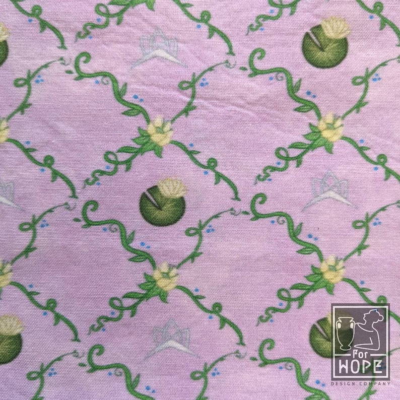 Peut inclure: Un tissu rose avec un motif r&eacute;p&eacute;t&eacute; de vignes vertes, de fleurs bleues et de n&eacute;nuphars verts. Le tissu a une texture subtile et une sensation l&eacute;g&egrave;re et a&eacute;r&eacute;e.