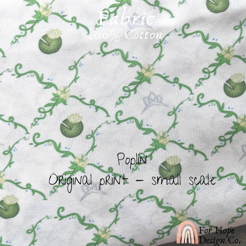 Peut inclure: Tissu en coton blanc avec un motif r&eacute;p&eacute;t&eacute; de n&eacute;nuphars verts, de fleurs blanches et de vignes. Le texte "Fabric 100% Cotton Poplin Original print - small scale" est imprim&eacute; sur le tissu.