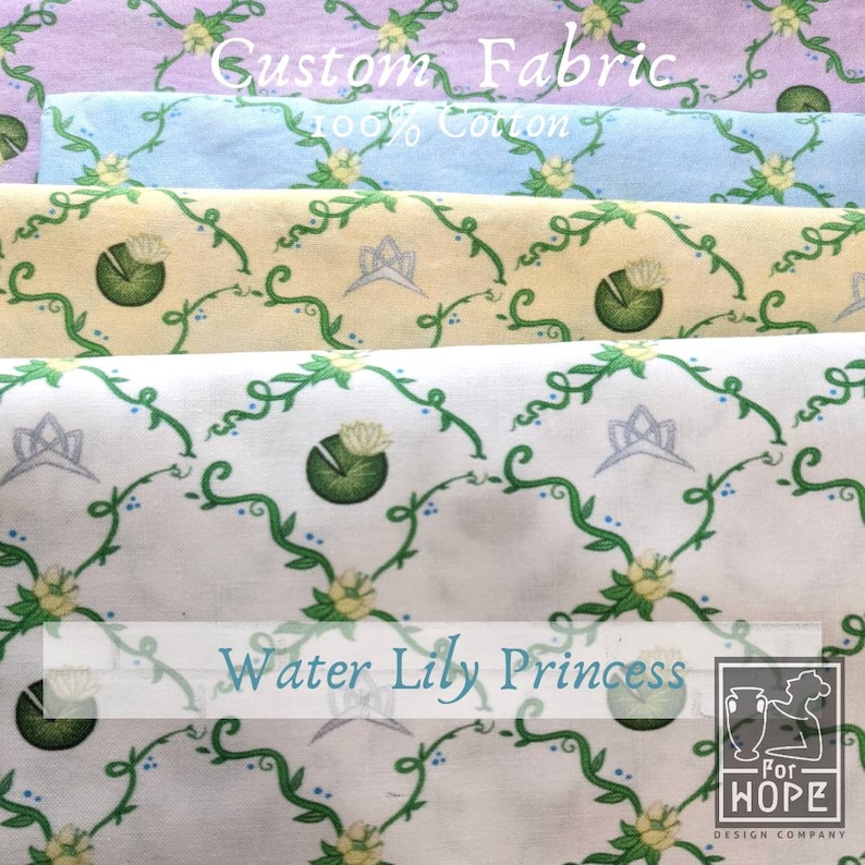 Peut inclure: Un ensemble de quatre &eacute;chantillons de tissu avec un motif r&eacute;p&eacute;t&eacute; de vignes vertes, de n&eacute;nuphars et de couronnes. Le tissu est &eacute;tiquet&eacute; "Custom Fabric 100% Cotton" et "Water Lily Princess" avec un logo pour "For Hope Design Company".