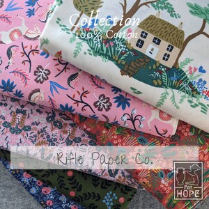 K&ouml;nnte beinhalten: Eine Sammlung von Rifle Paper Co. Stoffen mit verschiedenen floralen und tierischen Mustern. Die Stoffe sind aus 100 % Baumwolle und geh&ouml;ren zur Kollektion "For Hope".