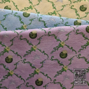 Peut inclure: Trois &eacute;chantillons de tissu avec un motif r&eacute;p&eacute;t&eacute; de vignes vertes, de fleurs blanches et de n&eacute;nuphars verts sur un fond jaune clair, bleu clair et violet clair. Le tissu est textur&eacute; et a un l&eacute;ger brillant. L'&eacute;chantillon du bas porte le texte "For Hope Design Company" en blanc sur fond noir.