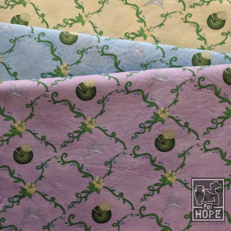 Peut inclure: Trois &eacute;chantillons de tissu avec un motif r&eacute;p&eacute;t&eacute; de vignes vertes, de fleurs blanches et de n&eacute;nuphars verts sur un fond jaune clair, bleu clair et violet clair. Le tissu est textur&eacute; et a un l&eacute;ger brillant. L'&eacute;chantillon du bas porte le texte "For Hope Design Company" en blanc sur fond noir.