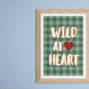 Corazón Salvaje - Arte de pared para habitación infantil con cuadros verdes de búfalo / Impresión con cita divertida / Póster para habitación infantil / Regalo para bebé / A4 / A3 / Impresión a pedido