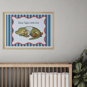 Duerme bien, pequeño - Lámina de cocodrilo para habitación infantil / Lámina para habitación de niño / Póster de animal con rayas azules / A4 / A3 / Decoración para habitación de bebé