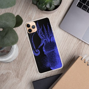 Puede incluir: Una funda de teléfono transparente con fondo negro y una ilustración azul de un pulpo. El pulpo está detallado con tentáculos y ojos.