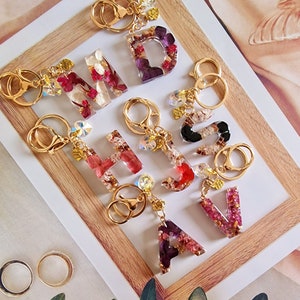 Keychain made of resin with gold leaf/real dried flowers/letters/handmade
