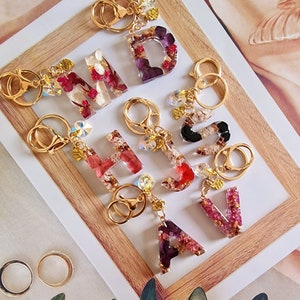 Llavero de resina con pan de oro/flores secas reales/letras/hecho a mano