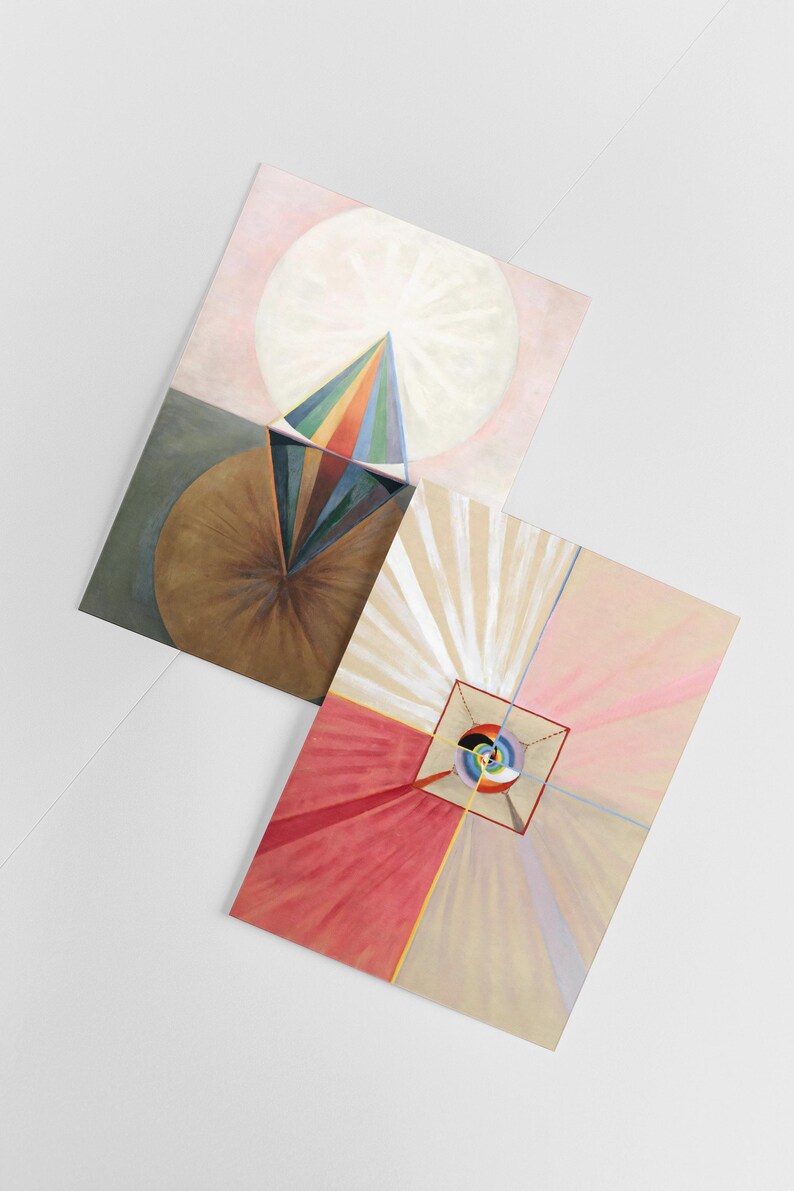 Puede incluir: Dos pinturas abstractas con formas geom&eacute;tricas y colores vibrantes. La primera pintura presenta una pir&aacute;mide de colores arco&iacute;ris con un c&iacute;rculo blanco en el fondo. La segunda pintura presenta un cuadrado con una espiral colorida en su interior, rodeada de l&iacute;neas radiantes en rosa, blanco y beige.