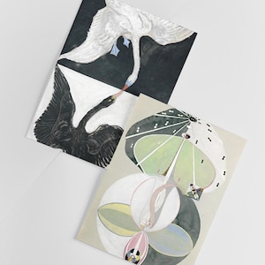 Puede incluir: Dos impresiones de arte abstracto con cisnes blancos y negros y un dise&ntilde;o geom&eacute;trico con c&iacute;rculos y una forma verde.