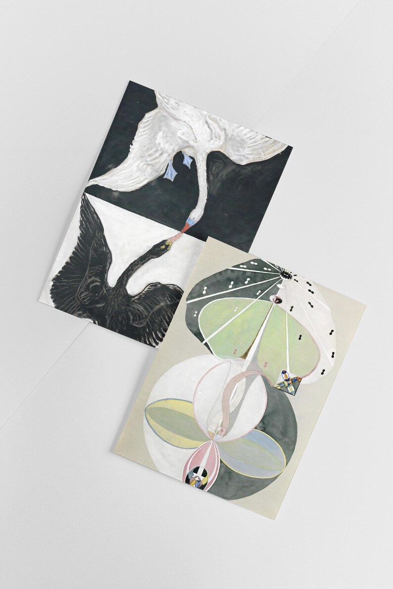 Puede incluir: Dos impresiones de arte abstracto con cisnes blancos y negros y un dise&ntilde;o geom&eacute;trico con c&iacute;rculos y una forma verde.