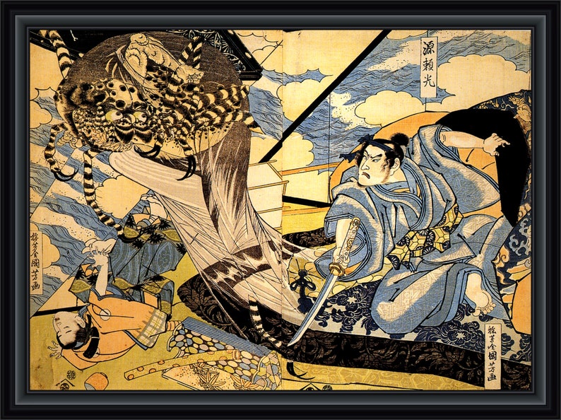 Op de afbeelding: Een Japanse houtsnede die een samurai in een blauwe robe toont, zittend op een geel kussen, met een zwaard in de hand. Hij kijkt naar een groot spinmonster met een wit-zwart gestreept lichaam, dat een kleinere figuur op de voorgrond aanvalt. De print is getiteld "深川 光" in Japanse karakters.