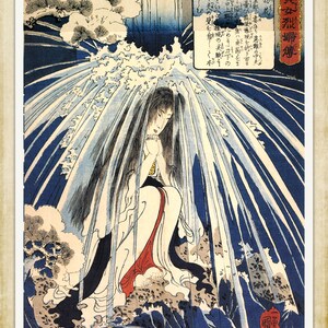 Puede incluir: Una estampa japonesa en madera que representa a una mujer de pie en una cascada. La mujer lleva un kimono blanco y una faja roja. La cascada est&aacute; representada en tonos de azul y blanco, con un fondo de &aacute;rboles y monta&ntilde;as.