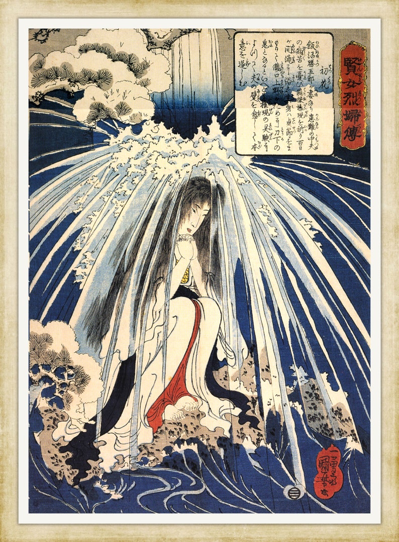 Puede incluir: Una estampa japonesa en madera que representa a una mujer de pie en una cascada. La mujer lleva un kimono blanco y una faja roja. La cascada est&aacute; representada en tonos de azul y blanco, con un fondo de &aacute;rboles y monta&ntilde;as.