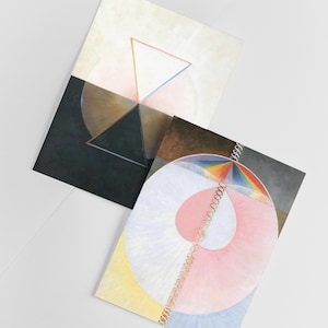 Puede incluir: Dos pinturas abstractas con formas geom&eacute;tricas y colores. La primera pintura presenta un tri&aacute;ngulo negro dentro de un c&iacute;rculo con un tri&aacute;ngulo blanco dentro de un c&iacute;rculo. La segunda pintura presenta un c&iacute;rculo rosa con un c&iacute;rculo blanco dentro, rodeado de un arco&iacute;ris.