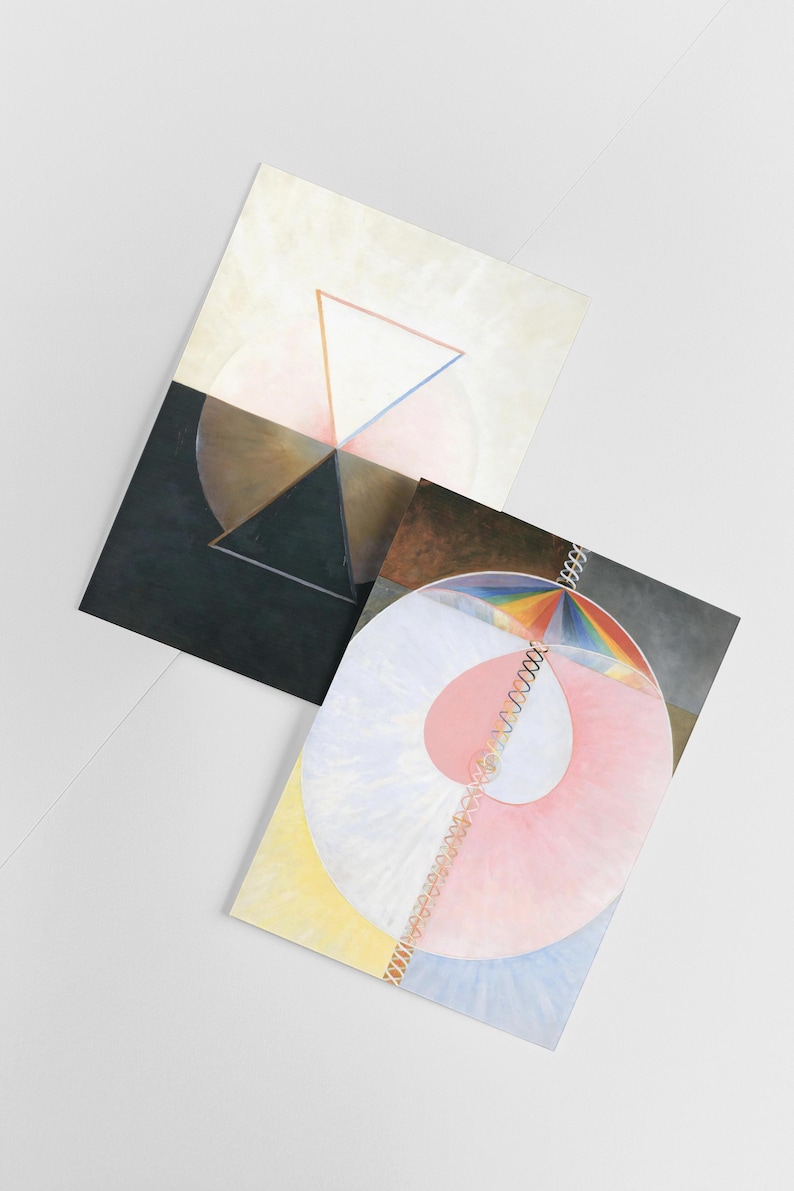 Puede incluir: Dos pinturas abstractas con formas geom&eacute;tricas y colores. La primera pintura presenta un tri&aacute;ngulo negro dentro de un c&iacute;rculo con un tri&aacute;ngulo blanco dentro de un c&iacute;rculo. La segunda pintura presenta un c&iacute;rculo rosa con un c&iacute;rculo blanco dentro, rodeado de un arco&iacute;ris.