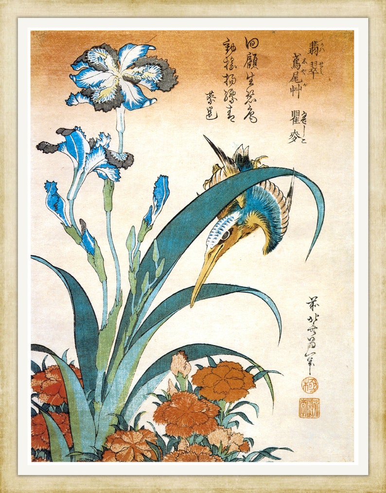 Puede incluir: Una impresi&oacute;n enmarcada de una obra de arte japonesa en madera. La impresi&oacute;n presenta iris azules, claveles naranjas y un p&aacute;jaro con un pico largo. Los caracteres japoneses son visibles en el fondo, sobre un fondo marr&oacute;n claro y c&aacute;lido.