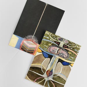 Puede incluir: Dos postales de arte abstracto. La primera postal presenta un fondo negro con una l&iacute;nea blanca que se extiende de arriba a abajo de la tarjeta. Un cubo multicolor con un contorno blanco y difuso se encuentra en la esquina inferior derecha de la tarjeta. La segunda postal presenta un dise&ntilde;o abstracto colorido con una l&iacute;nea blanca central que se extiende de arriba a abajo de la tarjeta. El dise&ntilde;o est&aacute; rodeado de una serie de c&iacute;rculos conc&eacute;ntricos en tonos de verde, marr&oacute;n y azul.