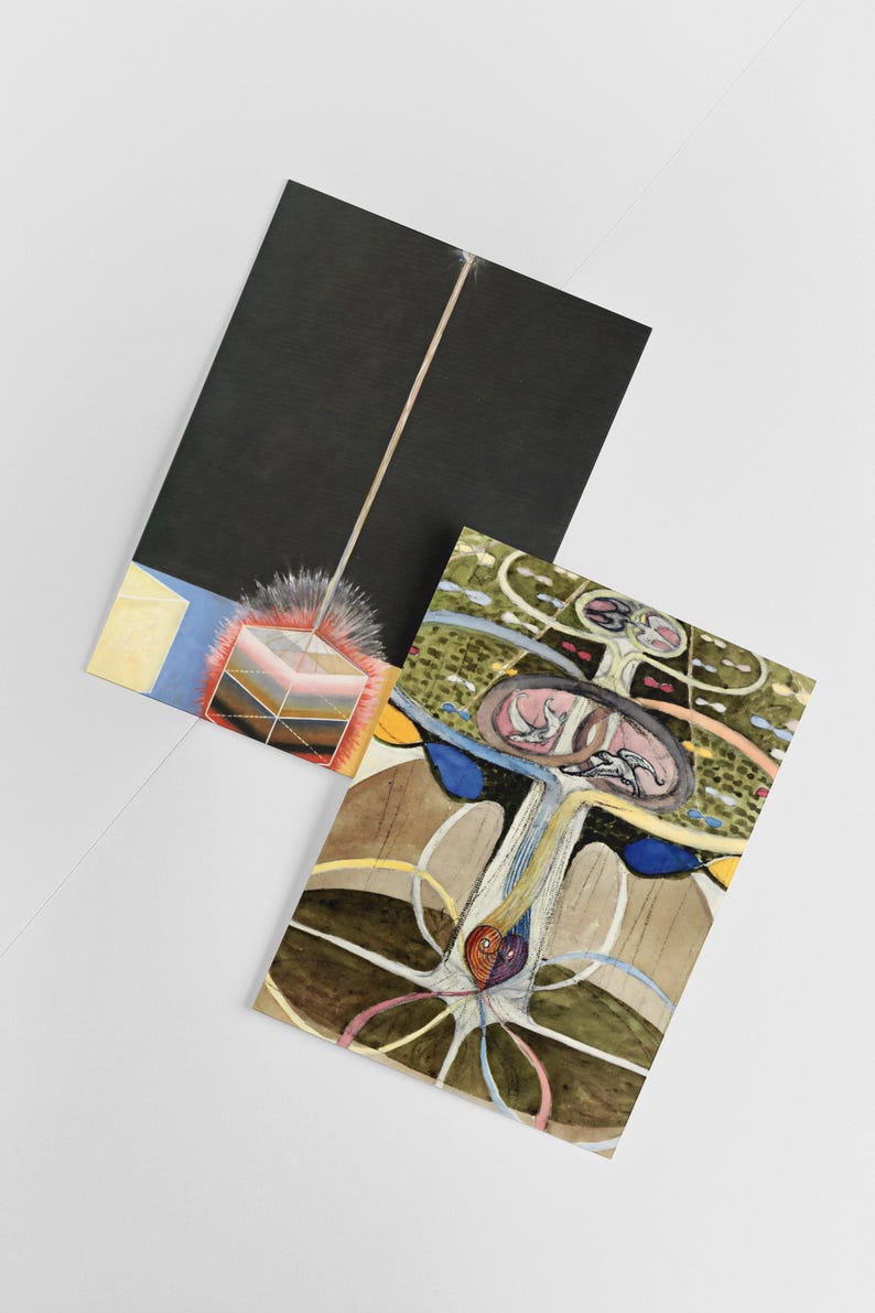 Puede incluir: Dos postales de arte abstracto. La primera postal presenta un fondo negro con una l&iacute;nea blanca que se extiende de arriba a abajo de la tarjeta. Un cubo multicolor con un contorno blanco y difuso se encuentra en la esquina inferior derecha de la tarjeta. La segunda postal presenta un dise&ntilde;o abstracto colorido con una l&iacute;nea blanca central que se extiende de arriba a abajo de la tarjeta. El dise&ntilde;o est&aacute; rodeado de una serie de c&iacute;rculos conc&eacute;ntricos en tonos de verde, marr&oacute;n y azul.