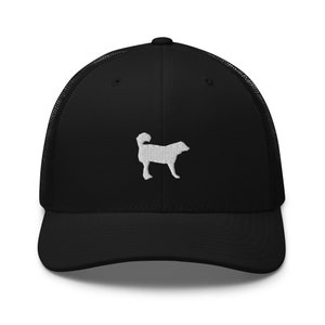 Puede incluir: Una gorra de camionero bordada en blanco y negro con una silueta blanca de un perro en la parte delantera.