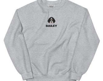 Può includere: Una felpa grigia con un'immagine ricamata di un cane con il nome "BAILEY" sotto.
