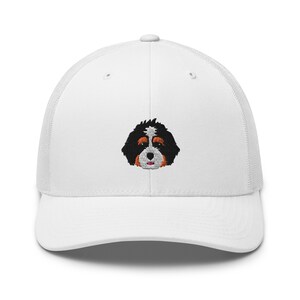Bernedoodle Trucker Hat, Bernedoodle Hut, Bernedoodle Geschenk, bestickter Bernedoodle Hat.