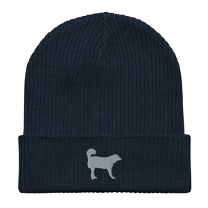 Puede incluir: Un gorro azul marino con una silueta de perro bordada en gris en la parte delantera.