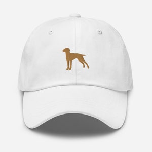 Può includere: Cappellino da baseball bianco con una silhouette di cane ricamata in marrone.