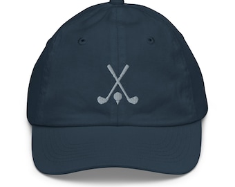 Op de afbeelding: Een donkerblauwe baseballpet met een wit geborduurd ontwerp van twee gekruiste golfclubs en een golfbal.