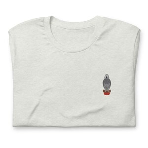 Shirt Afrikaanse grijze papegaai, geborduurd uniseks T-shirt stijl 3001, cadeau Afrikaanse grijze papegaai, full colour borduurwerk.