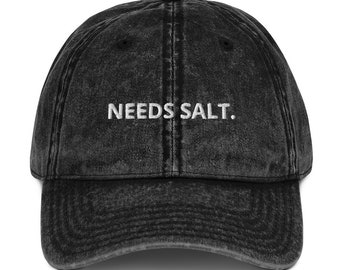 Puede incluir: Una gorra de béisbol de mezclilla vintage negra deslavada con texto bordado en blanco que dice "NEEDS SALT."