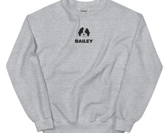 Puede incluir: Una sudadera gris con una imagen bordada en negro de la cara de un perro y la palabra "BAILEY" debajo.