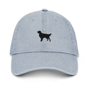 Könnte beinhalten: Eine hellblaue Baseballkappe aus Denim mit einer schwarzen gestickten Silhouette eines Golden Retrievers.