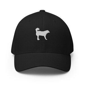 Puede incluir: Una gorra de béisbol negra con una silueta de perro bordada en blanco en la parte delantera.